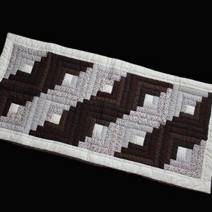 VINTAGE AMISH HAND SEWN HANDCRAFTED LOG CABIN RUSTIC  RUNNER QUILT WALL HANGING